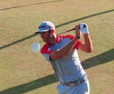 Dustin Johnson tee del hoyo 18 (Foto Fairway)