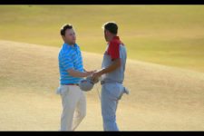 Branden Grace (left) and Dustin Johnson shake hands (cortesía USGA)