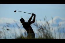 Brian Campbell watches his tee shot on the 18th hole during the third round (cortesía USGA)