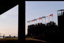 Dustin Johnson hits his tee shot on the 18th hole (cortesía USGA)