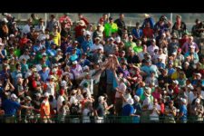 Fans in the grandstands along the 17th hole reach for a ball that a player threw (cortesía USGA)