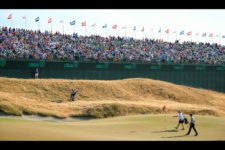 Jason Day (right) and his caddie Colin Swatton walk up the 18th green (cortesía USGA)