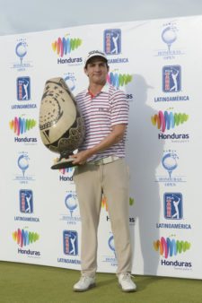 TELA, HONDURAS - MAYO 31, 2015: El venezolano Felipe Velázquez posa con el trofeo tras su victoria en el Honduras Open presented by Indura Beach and Golf este domingo en Tela, Honduras. (Enrique Berardi/PGA TOUR)