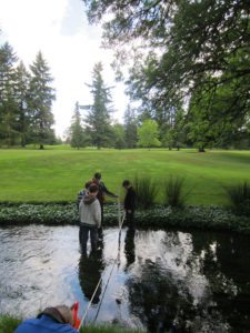 Glenwood Golf Course Superintendent Steve Kealy helps students measure water flow of a stream running through the course as part of the First Green (cortesía clearingmagazine.org)