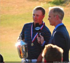 Jordan Spieth en celebración del Hoyo 18 con el trofeo (Foto Fairway)