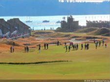 Jordan Spieth preparando su 2do disparo en hoyo 18 (Foto Fairway)