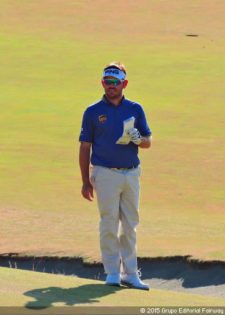 Louis Oosthuizen midiendo su 3er disparo en hoyo 18 que terminó con birdie (Foto Fairway)