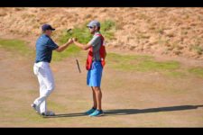 Jordan Spieth high fives his caddie, Michael Greller, after making birdie on the 12th hole (cortesía USGA)