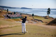 Jordan Spieth hits his tee shot on the 15th hole (cortesía USGA)