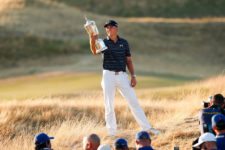 Jordan Spieth holds the U.S. Open Championship Trophy after his victory on Sunday. 'You only get a few moments in your life like this,' he said (cortesía USGA)