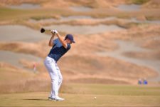 Jordan Spieth plays his tee shot on the fourth hole on Sunday (cortesía USGA)