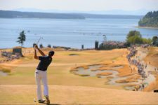 Jordan Spieth watches his tee shot on the fifth hole (cortesía USGA)