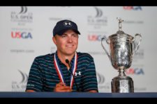 Newly crowned U.S. Open champion Jordan Spieth speaks with the media (cortesía USGA)