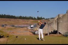 Finding himself tied for the lead with Louis Oosthuizen after a double bogey on No. 17, Jordan Spieth plays his tee shot on the 18th hole (cortesía USGA)