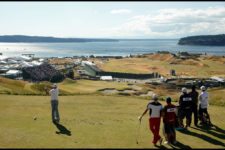 Rory McIlroy hits his tee shot on the ninth hole during Friday's (cortesía USGA)