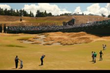 J.B. Holmes plays his second shot on the 18th hole (cortesía USGA)