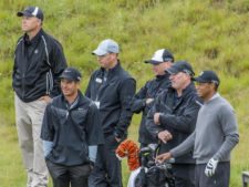 Tiger practicando la cancha de Chambers Bay (cortesía www.thenewstribune.com)