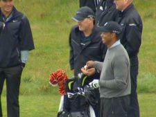 Tiger practica el lunes en Chambers Bay (cortesía www.king5.com)