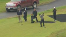 Tiger practicando la cancha de Chambers Bay (cortesía www.king5.com)