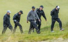 Tiger practicando la cancha de Chambers Bay (cortesía www.thenewstribune.com)