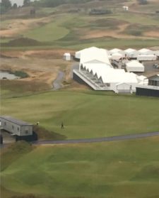 Tiger practicando la cancha de Chambers Bay