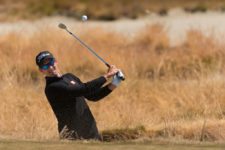 Adam Scott plays from a bunker on the 15th hole (cortesía USGA)