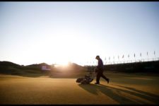 The 17th green is mowed during Wednesday's practice round (cortesía USGA)