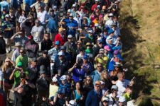 Fans take in the sights at Chambers Bay during Wednesday's practice round for the 2015 U.S. Open (cortesía USGA)