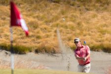 Miguel Angel Jimenez plays from a bunker on the 15th hole (cortesía USGA)