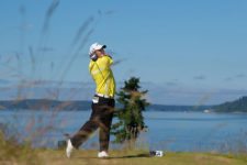 Patrick Reed watches his tee shot on the 12th hole during Wednesday's practice round for the 2015 U.S. Open at Chambers Bay (cortesía USGA)