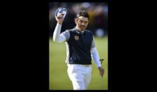 Louis Oosthuizen of South Africa acknowledges the crowd on the 18th green (Photo by Stuart Franklin-Getty Images)