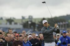 Dustin poderoso contra los vientos de St Andrews