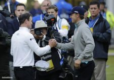 Zach Johnson, izquierda, congratulado por Jordan Spieth (cortesía onlineathens.com)