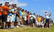 Fans watch as Jordan Spieth of the United States hits a shot during a practice round prior to the 2015 PGA Championship at Whistling Straits on August 12, 2015 in Sheboygan, Wisconsin (Photo by Andrew Redington/Getty Images)