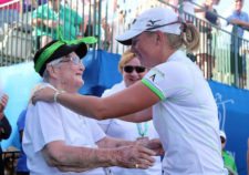 Suggs recibe a Stacy Lewis en el RR Donnelley LPGA Founders Cup 2013 (Getty Images) - (cortesía www.skysports.com)