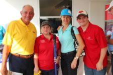 Roberto Troncoso, Yolanda Eleta, junto a atletas de Olimpiadas Especiales