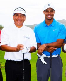 Esteban Toledo junto a Tiger Woods