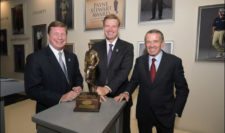 CEO at Southern Company Tom Fanning, recipient Ernie Els, and PGA TOUR Commissioner Tim Finches pose with the Payne Stewart Award for the TOUR Championship by Coca-Cola (cortesía PGA TOUR)