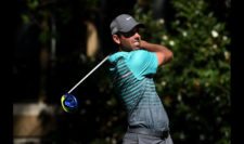 Charl Schwartzel of South Africa plays his shot from the eighth tee (cortesía PGA Tour/ Steve Dykes)