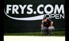 Colt Knost lines up a birdie putt on the 18th green (cortesía PGA Tour/ Steve Dykes)