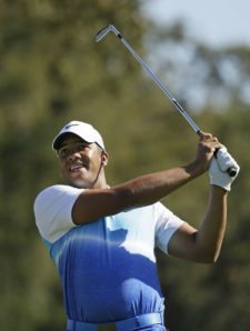 Jhonattan Vegas, of Venezuela, follows his shot from the second tee of the Silverado Resort North Course during 2nd round of the Frys.com PGA Tour (cortesía www.kirotv.com)