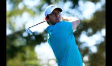 Rory McIlroy of Northern Ireland plays his shot from the 11th tee (cortesía PGA Tour/ Cliff Hawkins)