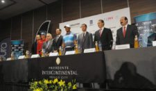 Tiger Woods (USA) y Carlos Ortiz (MEX) junto a directivos en el lanzamiento de la Bridgestone America's Golf Cup presentado por Value / Gentileza: Enrique Berardi/PGA TOUR