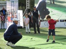 Tiger Woods y Matt Kuchar durante la clínica que se llevó a cabo en el Bosque de Chapultepec / Gentileza: Bridgestone México