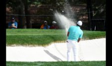 Jhonattan Vegas saliendo del bunker en el hoyo 17 (cortesía PGA TOUR/ Steve Dykes)