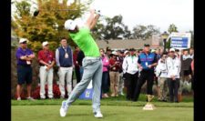 Rory McIlroy of Northern Ireland plays his shot from the first tee (cortesía PGA TOUR/ Steve Dykes)
