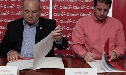 Firman contrato de golf “Panamá Claro Championship 2016”