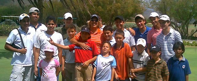 Ángeles Alcántara: enseña golf a niños en Margarita