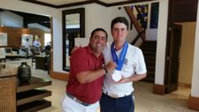 "Pichu" García celebra su medalla de plata con su coach Alexander Capitillo