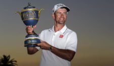 Adam Scott con Trofeo WGC Cadillac Championship (cortesía PGA Tour / Stan Batz)